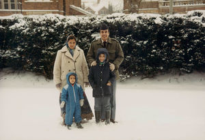 Pastor Ramesh Khatry, Nepal (og p.t. studerende i Oxford, GB) sammen med familien på besøg i Danmark ved vintertid, 1989