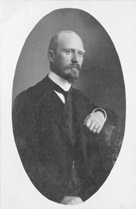 Laurits K. Larsen, f. 08.04.1881 i København Cand. Med. 1907 Udsendt til Kina: 1909. Leder af Dandong Hospital 1912-1924. Gift 1909 med Olia G. M. Larsen f. Johansen 17.08.1882. Udsendt til Kina: 1909. Gift 1909 med Laurits K. Larsen, f. 08.04.1881 i København. Børn: Sigrid Marie, f. 15.07.1912 Ellen Elisabeth, f. 22.11.1913 Valborg Kirstine 07.03.1915 Carl Christian 14.07.1916. Hjemmeophold: 1916-1919. Hjem: 1924