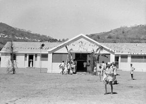 Medborgerhuset: Cross Community Centre i Kariyalur, Kalrayan Hills, Sydindien. Til venstre: Sundhedsklinik. I midten: Forsamlingssal, der anvendes til kirke om søndagen og kan rumme 250 mennesker. Til højre: Undervisningslokaler og kontor til socialrådgiver. Centret blev indviet 17. september 1979