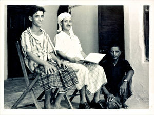 Unge Mænds Klub, Aden. Der studeres. Foto anvendt 1955Young Men's Club, Aden. Under study. Photo used in 1955