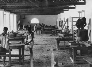 Fra Håndværkerskolen (Industriskolen) i Panruti, Arcot, Sydindien, hvor man gennem en lang årrække oplærte drenge i forskellige håndværk. Først under Victor Theill (1912-20), derefter Einar Andersens ledelse (1933-56)