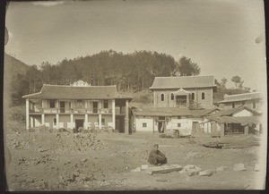 Die Station, innerhalb der Umfassungsmauer aufgenommen. links Miss. haus, rechts davon die alte Kapelle u. Schule, hinten darüber die neue Kapelle, gaz rechts die neue Schule. Im Vordergrund mein Pferdeknecht