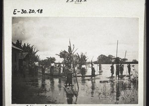 Pupils going to school by raft in Wuri during the rainy season (Cameroon)