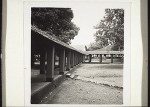 A long covered passage links the different houses