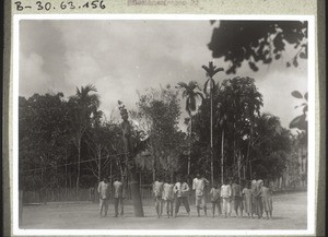 Hampatong in Maruwai which is no longer in use. Schoolchildren from Maruwai stand nearby (1926)