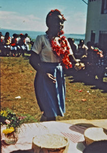 Nordveststiftet, Tanzania, 1984. Fra en dimissionsfest på Ntoma Husholdningsskole. Én efter én kommer eleverne frem for at få deres afgangsbevis. De elever, der ikke er på afgangsholdet, har flettet blomsterkranse. Det er en meget stor dag for alle