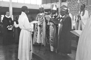 Nordveststiftet, Tanzania. Fra bispevielsen af Dr. theol. Samson Mushemba i Bukoba Domkirke, 16. december 1984. Til venstre ses Biskop Olav C. Lindegaard, Haderslev Stift, Danmark. (Dr. Samson Mushemba efterfulgte biskop Josiah Kibira og fortsatte som biskop indtil 2000, samt som ELCT præsident, 1992-2007). (Anvendt i: Dansk Missionsblad nr 9/1985)