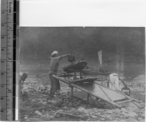 Sifting for gold, Sichuan, China, ca.1915-1925