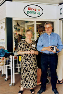 Butiksleder Gerda Kyhl og genbrugskonsulent Lasse Malmquist foran Kirkens Genbrug i Espergærde, 2000