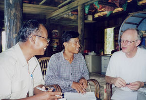 Preah S'Dach Project, May 2001. Jørgen Nørgaard Pedersen is deliberating with Teacher Cheoun an