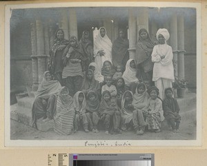 Hunterpur group portrait, Sialkot, India, ca.1920