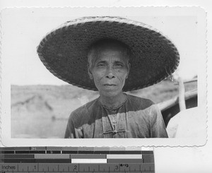 A man in a large straw hat in Pingnan, China, 1941