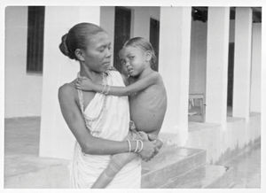 Nordindien, West Bengal. Rajadighi Kristne Hospital. En lille santalpatient med sin mor udenfor hospitalet. (Lægemissionær Else Høilund er leder af hospitalet, 1954-79)