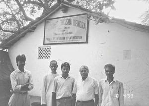 Storbymission i Calcutta. Unge drenge sammen med Kamalesh Biswas foran læsestuen i Hastings, et af byens mange slumområder, hvor Kamalesh og Lilly Biswas arbejder med forskellige projekter. April 1993