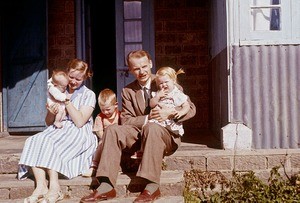 Pakistan, NWFP. Den norsk/finske missionær-familie Päivi og Arne Rudvin med 3 af deres efterhånden 9 børn. (Arne Rudvin (1929-2011). Cand.theol.1954 og præstordineret i 1957. Gift med finske Päivi, og udsendt fra Norge som missionærer til NWFP, Pakistan 1959. Arbejdssteder: Dera Khan og Mardan. I 1965 valgt til biskop i Pakistani Lutheran Church. Fra 1970 biskop i unionskirken Church of Pakistan, Karachi Stift)