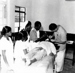 Nordindien, Assam. Missionslæge Johs. G. Andersen opererer på Sevapur Hospital, hvor han havde sit arbejde, 1953-58
