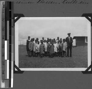 The teacher from Utabeliza with his classes, Baziya, South Africa East