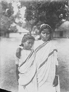 Santal Parganas, Nordindien. Elever fra Maharo Pigeskole. Skolen blev grundlagt af den norske missionær Anna Kristine Jensen (1866-1946). Arbejdssteder: Benagaria 1908-1911 og Maharo 1911-31. (Foto til Edith Søe-Petersen, rejsesekretær i DSM, 1923-36)