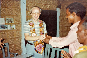 Generalsekretær Jørgen Nørgaard Pedersen, Dansk Santalmission, besøger Bangladesh. Traditionel velkomst, marts 1983