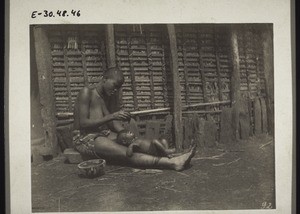 A mother in Nysasoso (Cameroon) gives her child water to drink