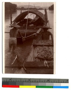 Men pushing boats, Guangdong, China, ca.1913-1923