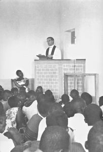 Tanganyika (fra 1964 Tanzania). Pastor Bennefsen prædiker i Kaagya Kirke, Buhaya. (Anvendt i: Dansk Missionsblad nr 19/1961)