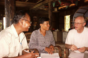 Project leader Cheoun i samtale med Vicegeneralsekretær Jørgen Nørgaard Pedersen i Preah Sdack, Cambodja