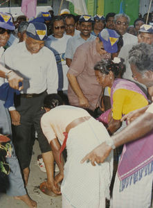 Assam, Nordindien. Mornai Tehaves 100 års jubilæum, juni 1990. Gæster får vasket fødder