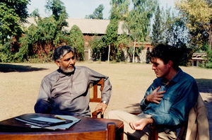 Pakistan 1995. Missionssekretær i DMS, Jørgen Skov Sørensen (th) i samtale med biskop Manu Rumalshah, Peshawar Stift. (Var biskop indtil 2009)