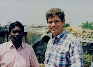 Nordindien. Biskop Soren, NELC, og Mogens Jeppesen i flygtningelejren. (Mogens Jeppesen, cand. theol. og præst. Leder af Økumenisk Center, Aarhus, 1982-89. Siden har han skiftevis arbejdet ude og hjemme. Med udviklingsarbejde for Folkekirkens Nødhjælp, Ibis og LWS, og hjemme som præst i Hanherred og Thy)