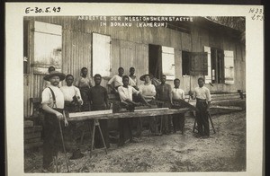 Arbeiter der Missions-Werkstätte in Bonaku (Kamerun). Miss. Trautwein. Leimbacher