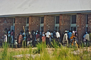 ELCT, Nordveststiftet, Tanzania, 1984. Fra Kanyangariko Kirke, som Ntoma Husholdningsskole hører til. Det er en særlig festdag, hvor der ikke er plads til alle i kirken, så en del af menigheden må stå udenfor og lytte med. Skolens elever synger i kirkekoret og underviser i søndagsskolen, og hver søndag tager de del i gudstjenesten