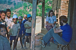 Finn Thomsen (th) på besøg hos DSM/UMN missionær Tove Madsen i Namjung, Gorkha distrikt. Her ses de i samtale - med skolebørn udenfor, april 1984