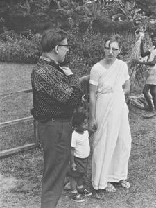 Dr. Olav Hodne besøger Grahampur, Assam, Nordindien, og ses her i samtale med den danske lærer Kirsten Soren (Gift med Santosh K. Soren) og sønnen Daniel Kim Soren. (Anvendt: i Santalposten 10/1971)