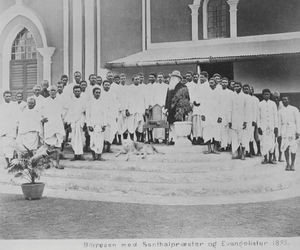 Santalistan/Santal Parganas, Nordindien. Pionermissionær Hans Peter Børresen med santalpræster og evangelister, Benagaria 1895