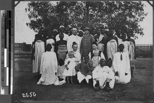 Christian congregation and missionaries, Usoke, Unyamwezi, Tanzania, ca.1898-1908