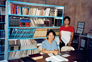 San Juan, Filippinerne. Biblioteket på Præste- og Diakonskolen, Concordia Theological College, som Danmission støtter. På billedet ses bibliotekar Mrs Melody Padua, november 2001