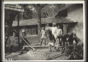 Bungalow-Reparatur: Heben des gesenkten Daches (1928)