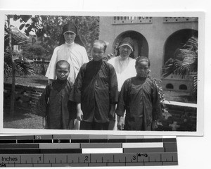 Maryknoll Sisters with orphans at Luoding, China, 1936