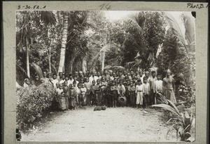 Die Bewohner des Dorfes Kalahien am Barito (Borneo)