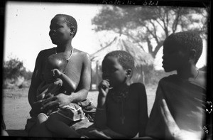 African woman with her children, between Guijá and Pafuri, Mozambique, ca. 1940-1950