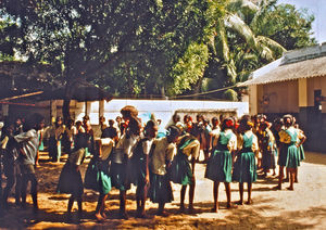 28.- Tamil Nadu, Indien, 1988-89. "Med 80 elever i klassen" - En dansk lærer i Arcot skoleprojekt fortæller: En af de andre ideer, vi brugte i engelsk undervisningen, var at rykke udenfor og så fortælle en historie samtidig med, at vi dramatiserede den. Via vore bevægelser lærte eleverne nye ord. Vi gentog historierne mange gange, så vi ikke behøvede at oversætte ordene, men de fik dem via bevægelserne. Her handler det om Mrs. Robinson, som må støtte sig til sin stok, og som er gammel og helt krumbøjet