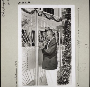 Saikung, Hong Kong 17. Oct 1955. Vice-president Tsok opens the door