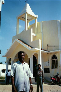 Pastor Raja Socrates foran den nyindviede Transfiguration Church i Pondicherry, februar 2002