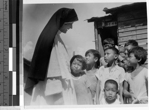 Maryknoll Sister with children of Tsungkeou, Kaying, China, ca. 1940