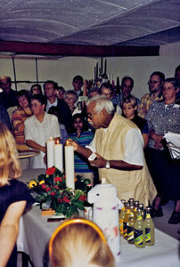 Fra indvielsen af Ring lysstøberi,"Tænd lys", september 1999. Her tænder Kamalesh Biswas lys. (I juni 1999 skiftede arbejdet med Danmissions genbrugslys adresse, til Ring i Midtjylland med Ruth og Johannes Stenhøj som de daglige ledere og efterhånden mange frivillige medarbejdere)