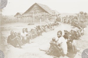 Part of a crowd of 1,000 awaiting medical attention at Ovim, Nigeria, ca. 1925