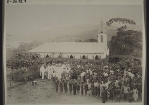 Missionare und Gemeinde vor der Kirche in Sakbayeme Nov. 1907