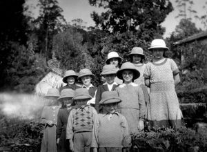 Den danske skole i Kotagiri, 1933. Bagerste række fra venstre: Dina Brisson f. 27.07.1922. Floretta Brisson f. 26.08.1925. Bodil Brisson f. 18.12.1920. Alle døtre af Castor Brisson. Anden række: Elsi Andersen f. 15.01.1923, datter af Johan Andersen. Jørgen Olsen, søn af ingeniør Olsen. Johannes Andersen f. 03.09.1923., søn af Anders Andersen. Anna Dorthea Andersen f. 05.05.1922, datter af Anders Andersen Forreste række: Grethe Andersen f. 29.06.1926, datter af Johan Andersen. Agnes Irene Andersen f. 28.12.192, datter af Anders Andersen.Erik Brisson f. 11.12.1923, Guni Brisson f. 27.11.1926, børn af Castor Brisson. Danmission Photo Archive