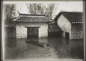 Floods by the gatehouse of the doctor's house in Honyen. One the right the servants' quarters